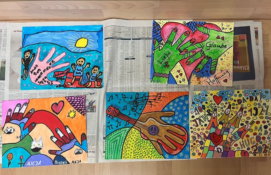 „Rizzi-Style“ hände auf Papier malen