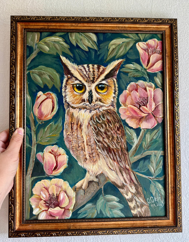 Eule mit großen gelben Augen auf Baum mit Blumen, ölmalerei von Oksana Graf