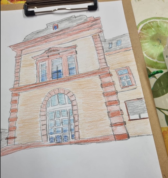 die Fassade des Gebäudes „Alten Post“ Pirmasens im Stil des „Urban Sketching“ mit Buntstiften auf Papier