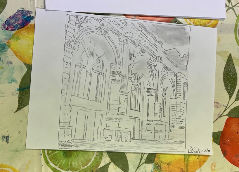 die Fassade des Gebäudes „Alten Post“ Pirmasens im Stil des „Urban Sketching“ mit Buntstiften auf Papier
