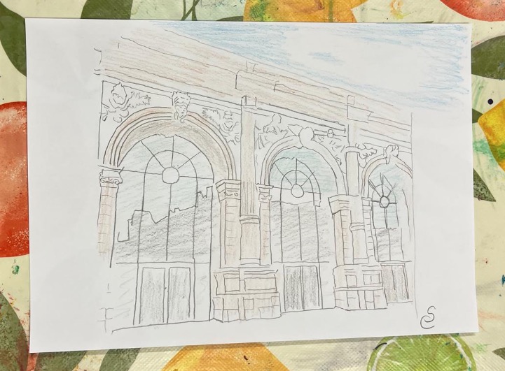 die Fassade des Gebäudes „Alten Post“ Pirmasens im Stil des „Urban Sketching“ mit Buntstiften auf Papier