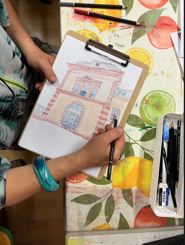 die Fassade des Gebäudes „Alten Post“ Pirmasens im Stil des „Urban Sketching“ mit Buntstiften auf Papier